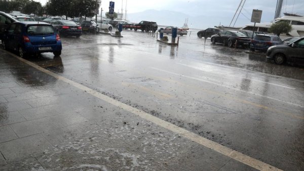 ЦРВЕНО УПОЗОРЕЊЕ: Јака олуја у Хрватској ЦРВЕНО УПОЗОРЕЊЕ: Јака олуја у Хрватској
