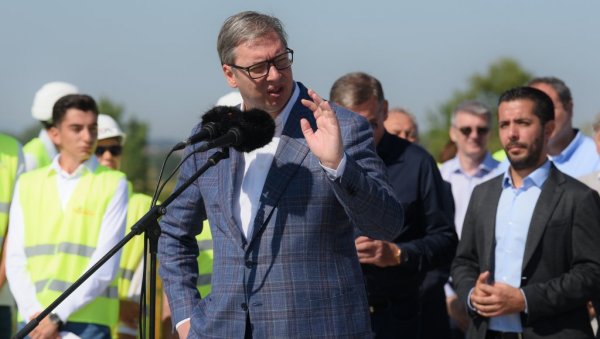 ГРАДИМО И У НАЈТЕЖИМ УСЛОВИМА: Вучић поручио у Шапцу - Инвеститори траже ауто-путеве ГРАДИМО И У НАЈТЕЖИМ УСЛОВИМА: Вучић поручио у Шапцу - Инвеститори траже ауто-путеве
