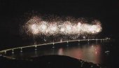 TEŽAK JE KAO 30 AJFELOVIH TORNJEVA: Uz vatromet svečano otvoren Pelješki most (VIDEO) TEŽAK JE KAO 30 AJFELOVIH TORNJEVA: Uz vatromet svečano otvoren Pelješki most (VIDEO)