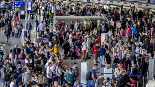 ОТКАЗАНО ВИШЕ ОД 1.000 ЛЕТОВА: Због штрајка стоје авиони на најважнијим аеродромима у Немачкој ОТКАЗАНО ВИШЕ ОД 1.000 ЛЕТОВА: Због штрајка стоје авиони на најважнијим аеродромима у Немачкој