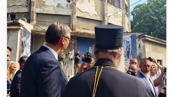 ВРАЋАЈУЋИ ДУГ ПРЕМА ПРЕЦИМА, ОПОМИЊЕМО ПОТОМКЕ Вучић: Велика је част бити председник Србије која се сећа и памти (ФОТО) ВРАЋАЈУЋИ ДУГ ПРЕМА ПРЕЦИМА, ОПОМИЊЕМО ПОТОМКЕ Вучић: Велика је част бити председник Србије која се сећа и памти (ФОТО)