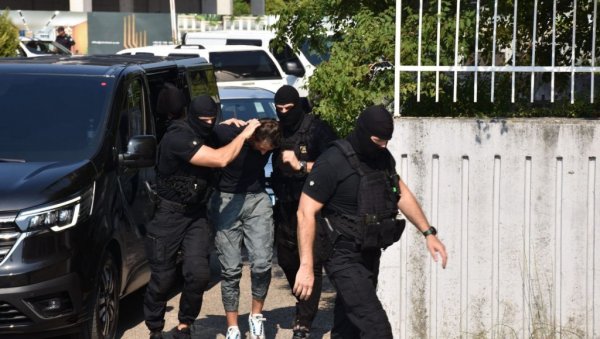 ПРОКРИЈУМЧАРИЛИ 6,1 ТОНУ КОКАИНА: Због шверца дроге у Црној Гори приведено осморо - Одузете десетине хиљада евра, скупоцени сатови, глисер ПРОКРИЈУМЧАРИЛИ 6,1 ТОНУ КОКАИНА: Због шверца дроге у Црној Гори приведено осморо - Одузете десетине хиљада евра, скупоцени сатови, глисер