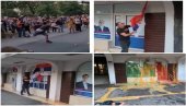 ВАНДАЛИЗАМ У НОВОМ САДУ: Демонстранти уништили српску заставу и просторије СНС (ВИДЕО) ВАНДАЛИЗАМ У НОВОМ САДУ: Демонстранти уништили српску заставу и просторије СНС (ВИДЕО)