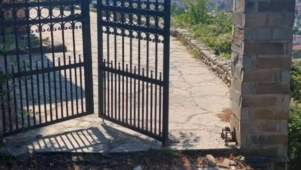 РАЗВАЉЕНА КАПИЈА НА УЛАЗУ У ПОСЕД ЦРКВЕ У ПРИЗРЕНУ: Огласила се канцеларија за КиМ - „Антисрпска хистерија не јењава“ РАЗВАЉЕНА КАПИЈА НА УЛАЗУ У ПОСЕД ЦРКВЕ У ПРИЗРЕНУ: Огласила се канцеларија за КиМ - „Антисрпска хистерија не јењава“