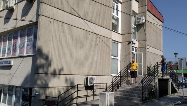 ЕКСПЛОЗИЈА КОРОНА ВИРУСА У ПАРАЋИНУ: У петак 75 позитивних, јуче 55 ЕКСПЛОЗИЈА КОРОНА ВИРУСА У ПАРАЋИНУ: У петак 75 позитивних, јуче 55