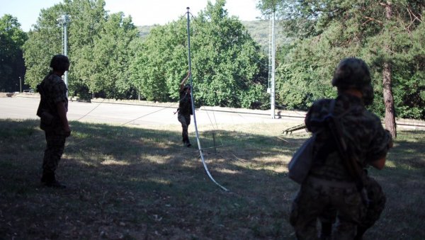 СПЕЦИЈАЛНО ОПРЕМЉЕНИ КАБИНЕТИ И ТЕРЕНСКИ УСЛОВИ: Како изгледа обука војника службе телекомуникација у Бригади везе (ФОТО) СПЕЦИЈАЛНО ОПРЕМЉЕНИ КАБИНЕТИ И ТЕРЕНСКИ УСЛОВИ: Како изгледа обука војника службе телекомуникација у Бригади везе (ФОТО)