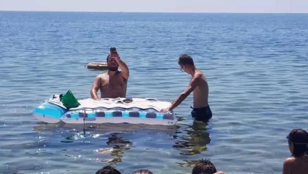 НЕВЕРОВАТНА СЦЕНА: Свештеник у купаћем одржао мису у мору, реаговала полиција (ФОТО) НЕВЕРОВАТНА СЦЕНА: Свештеник у купаћем одржао мису у мору, реаговала полиција (ФОТО)