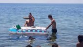 НЕВЕРОВАТНА СЦЕНА: Свештеник у купаћем одржао мису у мору, реаговала полиција (ФОТО) НЕВЕРОВАТНА СЦЕНА: Свештеник у купаћем одржао мису у мору, реаговала полиција (ФОТО)