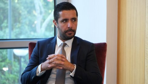 ŠPIJUNKA: Ministar Momirović ovako iskoristio slobodan dan (FOTO) ŠPIJUNKA: Ministar Momirović ovako iskoristio slobodan dan (FOTO)