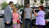 СЕЛФИ СА ВУЧИЋЕМ: Председник одушевио даме испред председништва СНС (ФОТО) СЕЛФИ СА ВУЧИЋЕМ: Председник одушевио даме испред председништва СНС (ФОТО)