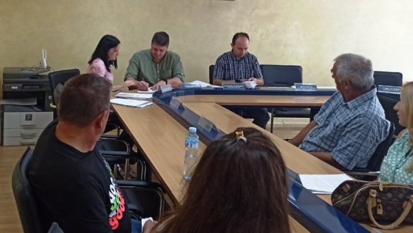 СТАМБЕНО ЗБРИНУТЕ ЈОШ ТРИ ПОРОДИЦЕ: У Параћину потписани купопродајни уговори за сеоске куће СТАМБЕНО ЗБРИНУТЕ ЈОШ ТРИ ПОРОДИЦЕ: У Параћину потписани купопродајни уговори за сеоске куће