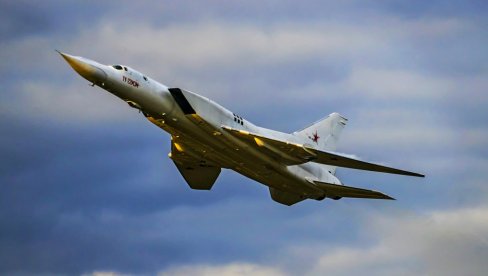 POGOĐEN RUSKI STRATEŠKI BOMBARDER: Ukrajinski dronovi pogodili Tu-22M3 na vojnom aerodromu u Olenji