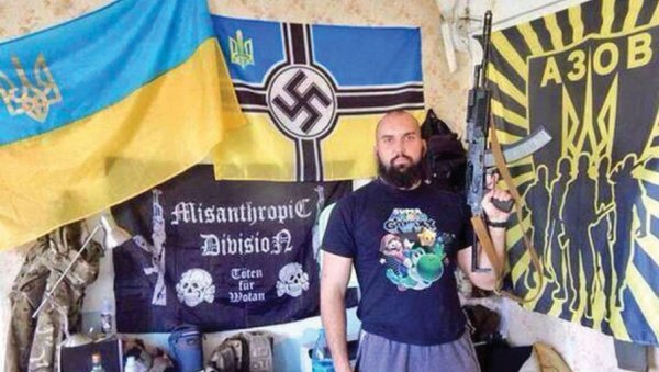 МАЈИЦА СА ХИТЛЕРОВИМ ЦИТАТОМ ИСПРЕД АУШВИЦА: Азовци на “рехабилитацији” провоцирају по Европи (ФОТО) МАЈИЦА СА ХИТЛЕРОВИМ ЦИТАТОМ ИСПРЕД АУШВИЦА: Азовци на “рехабилитацији” провоцирају по Европи (ФОТО)