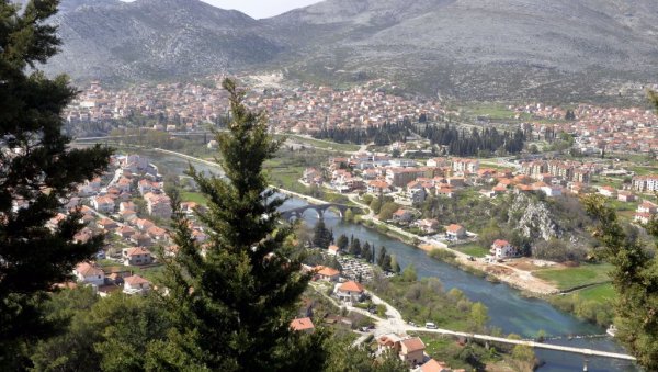 НАВАЛА ИЗ ДУБРОВНИКА НА СТАНОВЕ У ТРЕБИЊУ: Град на југу Републике Српске убрзано постаје најпожељнија дестинација у региону НАВАЛА ИЗ ДУБРОВНИКА НА СТАНОВЕ У ТРЕБИЊУ: Град на југу Републике Српске убрзано постаје најпожељнија дестинација у региону