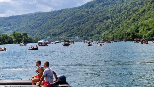УЖИВАЊА НИКАД ДОСТА: Регата на дринском језеру код Малог Зворника УЖИВАЊА НИКАД ДОСТА: Регата на дринском језеру код Малог Зворника