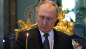 PUTIN ZAPALIO SVEĆU: Predsednik Rusije posetio Petropavlovsku crkvu (FOTO)