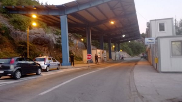 РЕПОРТЕРКИ НОВОСТИ НИСУ ДАЛИ ДА ПРЕЂЕ ЈАРИЊЕ: Потпуно блокиран улаз на север Косова и Метохије (ФОТО) РЕПОРТЕРКИ НОВОСТИ НИСУ ДАЛИ ДА ПРЕЂЕ ЈАРИЊЕ: Потпуно блокиран улаз на север Косова и Метохије (ФОТО)