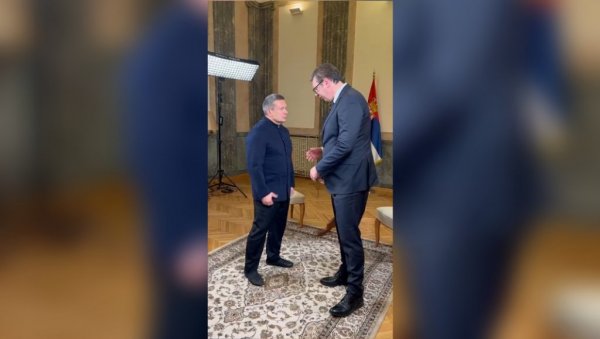 ПОДРШКА СРБИЈИ ИЗ РУСИЈЕ: Чувени водитељ Владимир Соловјев објавио снимак са Вучићем (ВИДЕО) ПОДРШКА СРБИЈИ ИЗ РУСИЈЕ: Чувени водитељ Владимир Соловјев објавио снимак са Вучићем (ВИДЕО)