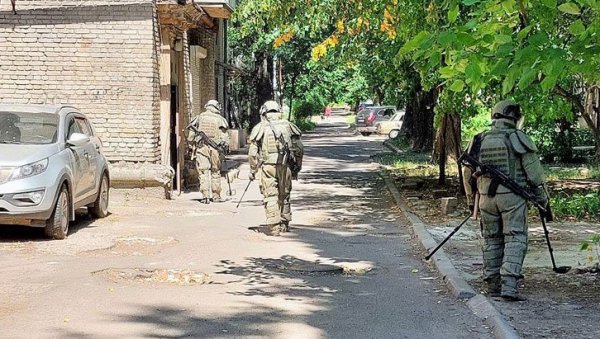 МОГУ ДА УБИЈУ, ИЛИ ОД ЧОВЕКА НАПРАВЕ ИНВАЛИДА: Ево како су руски деминери у Доњецку уклањали забрањене мине које су бацили Украјинци МОГУ ДА УБИЈУ, ИЛИ ОД ЧОВЕКА НАПРАВЕ ИНВАЛИДА: Ево како су руски деминери у Доњецку уклањали забрањене мине које су бацили Украјинци