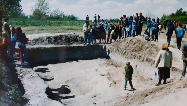 НАСТАВЉАЈУ СЕ ИСКОПАВАЊА КОД ДЕРОЊА: Овде је пре 33 године откривена вредна фигурина стара осам векова НАСТАВЉАЈУ СЕ ИСКОПАВАЊА КОД ДЕРОЊА: Овде је пре 33 године откривена вредна фигурина стара осам векова