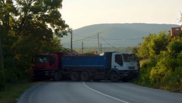 НОЋАС НЕМА СПАВАЊА: Срби у Косовском поморављу у страху, тензија присутна НОЋАС НЕМА СПАВАЊА: Срби у Косовском поморављу у страху, тензија присутна