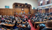 КОНСТИТУИСАНА СКУПШТИНА СРБИЈЕ: Посланици положили заклетву (ФОТО/ВИДЕО) КОНСТИТУИСАНА СКУПШТИНА СРБИЈЕ: Посланици положили заклетву (ФОТО/ВИДЕО)