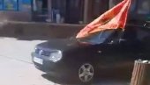 АЛБАНЦИ НЕ ОДУСТАЈУ ОД ТОРТУРЕ НАД СРБИМА: Страшна провокација, уз звуке сирена махали заставама УЧК АЛБАНЦИ НЕ ОДУСТАЈУ ОД ТОРТУРЕ НАД СРБИМА: Страшна провокација, уз звуке сирена махали заставама УЧК