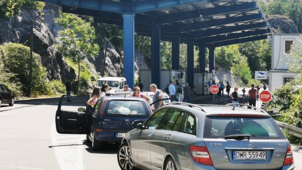 ХОЋЕ ДА НАС УПЛАШЕ И ПОНИЗЕ: Наши репортери са огорченим народом на Јарињу, који је чекао да КПС одблокира административне прелазе ХОЋЕ ДА НАС УПЛАШЕ И ПОНИЗЕ: Наши репортери са огорченим народом на Јарињу, који је чекао да КПС одблокира административне прелазе