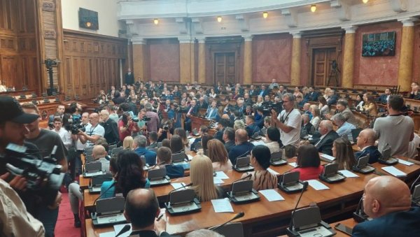 КОНСТИТУТИВНА СЕДНИЦА ПОЧЕЛА БУРНО: Сат времена паузе за посланике - шефови посланичких клубова на консултацијама (ВИДЕО) КОНСТИТУТИВНА СЕДНИЦА ПОЧЕЛА БУРНО: Сат времена паузе за посланике - шефови посланичких клубова на консултацијама (ВИДЕО)