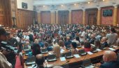 КОНСТИТУТИВНА СЕДНИЦА ПОЧЕЛА БУРНО: Сат времена паузе за посланике - шефови посланичких клубова на консултацијама (ВИДЕО) КОНСТИТУТИВНА СЕДНИЦА ПОЧЕЛА БУРНО: Сат времена паузе за посланике - шефови посланичких клубова на консултацијама (ВИДЕО)