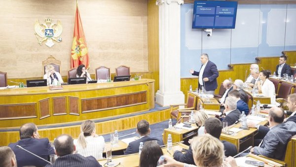ВАНРЕДНА СЕДНИЦА У ЦРНОЈ ГОРИ: Гласаће се о скраћивању мандата парламенту и новим изборима ВАНРЕДНА СЕДНИЦА У ЦРНОЈ ГОРИ: Гласаће се о скраћивању мандата парламенту и новим изборима