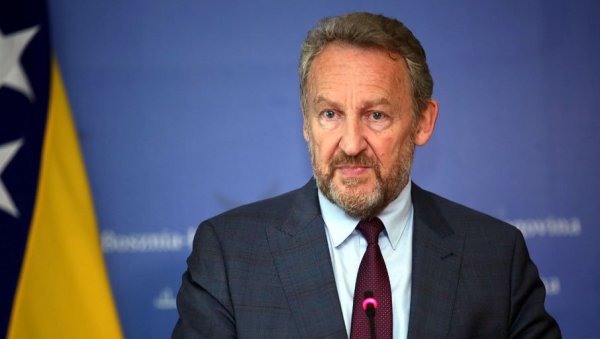 БАКИР ИЗЕТБЕГОВИЋ ПРИЗНАО ПОРАЗ: Аналитичари оцењују - Сам себи одсекао грану БАКИР ИЗЕТБЕГОВИЋ ПРИЗНАО ПОРАЗ: Аналитичари оцењују - Сам себи одсекао грану