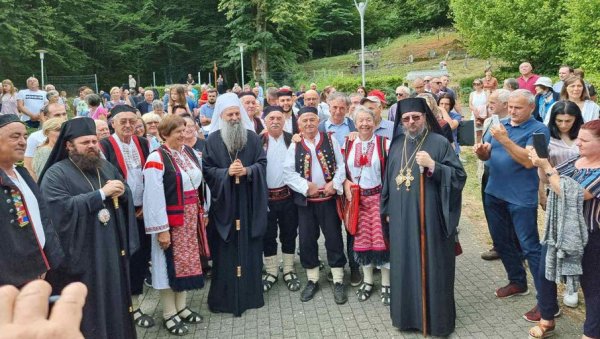 ТЕСЛА ЈЕ ЧУВАО ВЕРУ: Патријарх освештао обновљени храм у Смиљану - завичају великог научника ТЕСЛА ЈЕ ЧУВАО ВЕРУ: Патријарх освештао обновљени храм у Смиљану - завичају великог научника