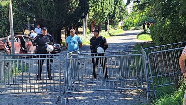 НОВОСТИ ИСПРЕД ВИЛЕ ГОРИЦА НАКОН ПОТПИСИВАЊА ТЕМЕЉНОГ УГОВОРА: Окупила се групица протестаната у неверици (ФОТО) НОВОСТИ ИСПРЕД ВИЛЕ ГОРИЦА НАКОН ПОТПИСИВАЊА ТЕМЕЉНОГ УГОВОРА: Окупила се групица протестаната у неверици (ФОТО)