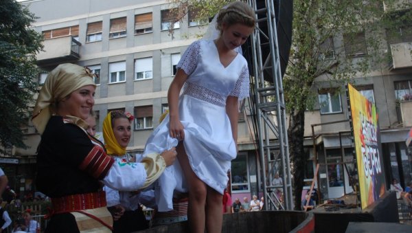 ВРАЋА СЕ ЖУПСКА БЕРБА: После две године коначно заказана најстарија и најмасовнија манифестација посвећена вину ВРАЋА СЕ ЖУПСКА БЕРБА: После две године коначно заказана најстарија и најмасовнија манифестација посвећена вину