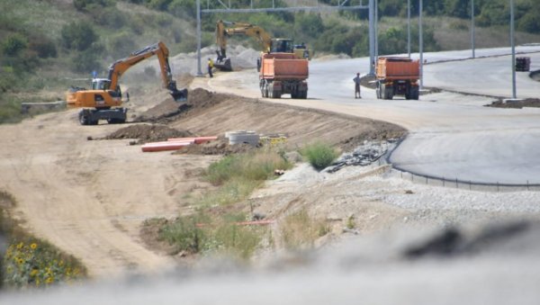 БУДУЋНОСТ У КОЈОЈ СРБИЈА ПОБЕЂУЈЕ: Погледајте како напредују радови на Моравском коридору (ВИДЕО) БУДУЋНОСТ У КОЈОЈ СРБИЈА ПОБЕЂУЈЕ: Погледајте како напредују радови на Моравском коридору (ВИДЕО)