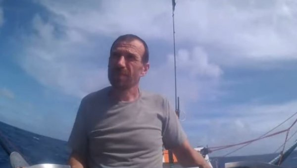 САМ ЈЕ ИЗГРАДИО ЗА 4.000 ЕВРА: Француз обишао свет једрилицом од четири метра САМ ЈЕ ИЗГРАДИО ЗА 4.000 ЕВРА: Француз обишао свет једрилицом од четири метра