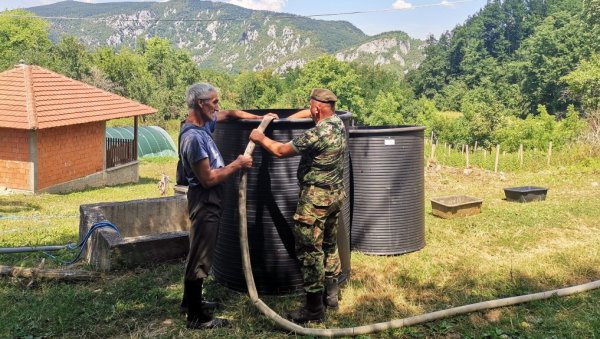 ДА НАРОД И СТОКА НЕ БУДУ ЖЕДНИ: Припадници војске Србије прискочили у помоћ мештанима у  Љубовији