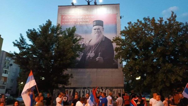 АУТО-КОЛОНЕ, ВАТРОМЕТ И ТРОБОЈКЕ: Никшићани на улицама прославили потписивање Темељног уговора (ВИДЕО) АУТО-КОЛОНЕ, ВАТРОМЕТ И ТРОБОЈКЕ: Никшићани на улицама прославили потписивање Темељног уговора (ВИДЕО)