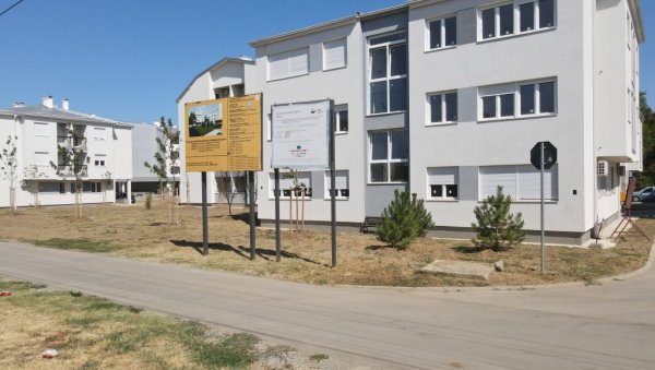 У ФУТОГУ УСЕЉЕНИ НОВИ СТАНОВИ ЗА ИЗБЕГЛИЦЕ: Још 136 породица стамбено збринуто У ФУТОГУ УСЕЉЕНИ НОВИ СТАНОВИ ЗА ИЗБЕГЛИЦЕ: Још 136 породица стамбено збринуто