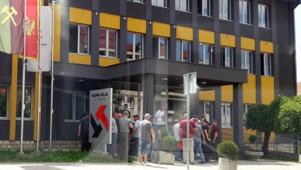 ЗБОГ КРШЕЊА ЗАКОНА О РАДУ ОСТАЛИ БЕЗ ПОСЛА: Протест бивших радника обезбеђења Рудника угља у Пљевљима ЗБОГ КРШЕЊА ЗАКОНА О РАДУ ОСТАЛИ БЕЗ ПОСЛА: Протест бивших радника обезбеђења Рудника угља у Пљевљима