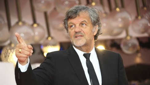 KUSTA JU JE SREO U BUTIKU I NAPRAVIO OD NJE ZVEZDU: Priča o početku glumičine karijere liči na scenu iz filma - bila je prodavačica KUSTA JU JE SREO U BUTIKU I NAPRAVIO OD NJE ZVEZDU: Priča o početku glumičine karijere liči na scenu iz filma - bila je prodavačica