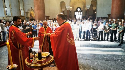VENCI I SVEĆE ZA UBIJENE: U Crkvi Svetog Marka u Beogradu juče služen parastos nastradalim Srbima