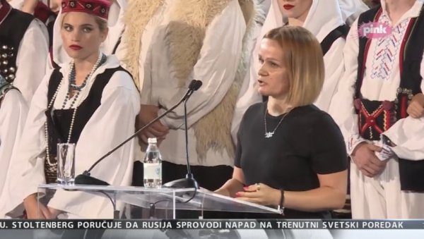 ГЛЕДАМО СТРАХОТЕ У КОЈИМА СТАРИ УМИРУ: Потресан говор Сање Вулић, девојчице из колоне Срба прогнаних у Олуја ГЛЕДАМО СТРАХОТЕ У КОЈИМА СТАРИ УМИРУ: Потресан говор Сање Вулић, девојчице из колоне Срба прогнаних у Олуја