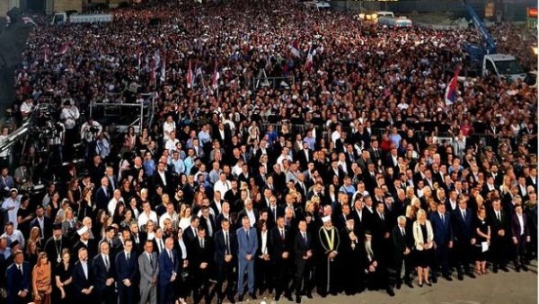 НАША ПОЛИТИКА ЈЕСТЕ И ОСТАЋЕ МИР, МИР И МИР: Снажна порука председника Вучића (ФОТО) НАША ПОЛИТИКА ЈЕСТЕ И ОСТАЋЕ МИР, МИР И МИР: Снажна порука председника Вучића (ФОТО)