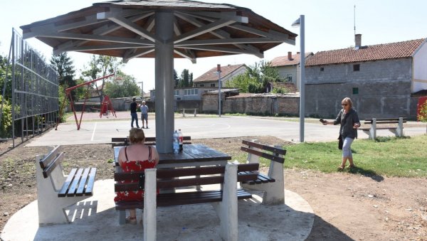 НОВО ИГРАЛИШТЕ У БАТАЈНИЦИ: Најмлађи из Земуна добили су још један кутак за уживање НОВО ИГРАЛИШТЕ У БАТАЈНИЦИ: Најмлађи из Земуна добили су још један кутак за уживање