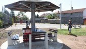 NOVO IGRALIŠTE U BATAJNICI: Najmlađi iz Zemuna dobili su još jedan kutak za uživanje NOVO IGRALIŠTE U BATAJNICI: Najmlađi iz Zemuna dobili su još jedan kutak za uživanje