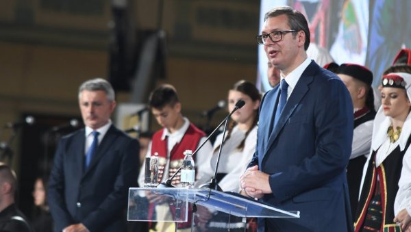 СНАЖНА ПОРУКА ВУЧИЋА: Пружамо руку пријатељства свима који желе да је прихвате, али немојте да нам браните да се сећамо (ВИДЕО) СНАЖНА ПОРУКА ВУЧИЋА: Пружамо руку пријатељства свима који желе да је прихвате, али немојте да нам браните да се сећамо (ВИДЕО)