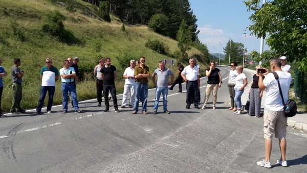 ПОСЛЕДЊЕ УПОЗОРЕЊЕ АБАЗОВИЋУ И ЈОКОВИЋУ ДА ПРЕДУЗМУ НЕШТО: Радници „Вектре-Јакић“ блокирали пут ПОСЛЕДЊЕ УПОЗОРЕЊЕ АБАЗОВИЋУ И ЈОКОВИЋУ ДА ПРЕДУЗМУ НЕШТО: Радници „Вектре-Јакић“ блокирали пут