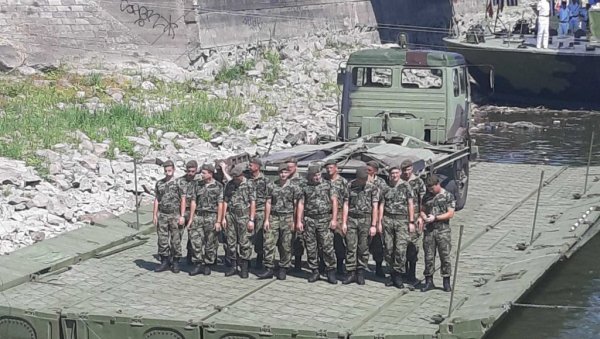 СЕЋАЊЕ НА ДАН КАДА ЈЕ У САВУ ПОРИНУТ ЈАДАР: У Новом Саду обележен дан Речне флотиле и Речних јединица Војске Србије (ФОТО) СЕЋАЊЕ НА ДАН КАДА ЈЕ У САВУ ПОРИНУТ ЈАДАР: У Новом Саду обележен дан Речне флотиле и Речних јединица Војске Србије (ФОТО)